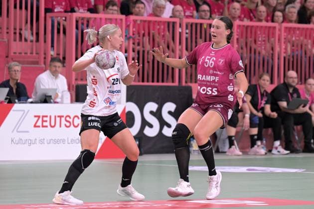 Carolin Huebner TusSies Metzingen, 56 vs Laura Penzes BSV Sachsen Zwickau, 37 TusSies Metzingen vs BSV Sachsen Zwickau, Handball, Alsco HBF, 3 League Matchday, Season 2025 2026, 13 09 2025 TusSies Metzingen vs BSV Sachsen Zwickau, Handball, Alsco HBF, 3 League Matchday, Season 2025 2026, 13 09 2025 Tuebingen Copyright: xEibner-Pressefoto TobiasxBaurx EP_TBR