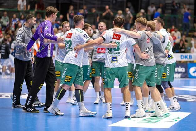 13 09 2025, Handball, HBL, Bergischer HC TSV GWD Minden, Unihalle Wuppertal Closing cheers after the 30 23 victory for Minden The team celebrates in each others arms North Rhine-Westphalia Germany