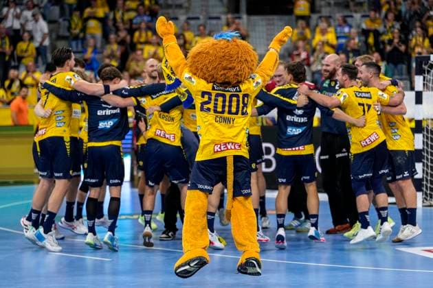 Rhein Neckar Löwen players, cheering after the final whistle, joy about the victory, winner, winner, cheers, cheering, cheerful, positive, happy, rejoicing, optimistic, highlight, action, action, dancing in a circle, team circle, team circle, 13 09 2025, Mannheim Germany , Handball, Bundesliga, Rhein Neckar Löwen ThSV Eisenach xozx