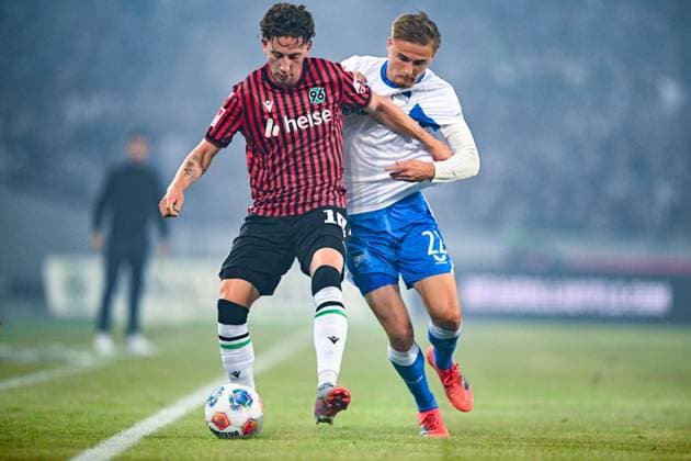 2 Bundesliga Hannover 96 Hertha BSC Berlin on 13 09 2025 at the HDI Arena in Hannover Jannik Rochelt Hannover in a duel against Marten Winkler Berlin MT