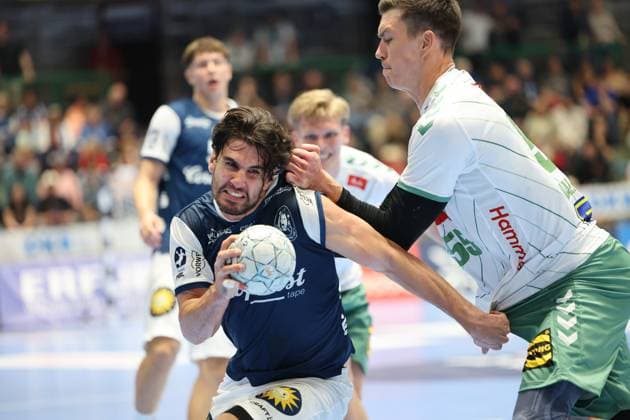 GER, 1 HBL Bergischer HC vs GWD Minden 13 09 2025, Unihalle, Wuppertal, GER, 1 HBL Bergischer HC vs GWD Minden, in the picture Eloy Morante Maldonado BHC 33 , in a duel against Azat Valiullin Minden 55 , nordphotoxGmBHx xMeuter nph00351
