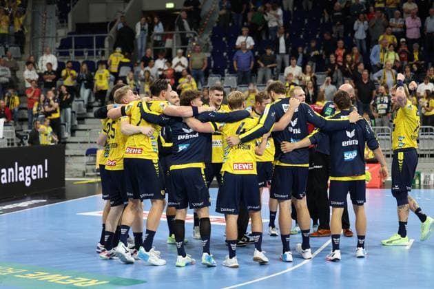 13 09 2025, xrekx, Handball Daikin HBL, Rhein Neckar Loewen ThSV Eisenach v l Rhein Necker Loewen Mannschaft, Spieler, jubeln nach Spielende, Team, Player, celebrate at the end of the match DFL DFB REGULATIONS PROHIBIT ANY USE OF PHOTOGRAPHS as IMAGE SEQUENCES and or QUASI VIDEO Mannheim