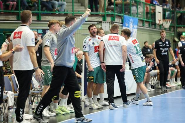 GER, 1 HBL bergischer HC vs GWD Minden 13 09 2025, Unihalle, Wuppertal, GER, 1 HBL bergischer HC vs GWD Minden, in the picture after the game the miners are happy about the victory Ian Weber TBV Lemgo 13 , Malte Donker TBV Lemgo 39 , nordphotoxGmBHx xMeuter nph00351