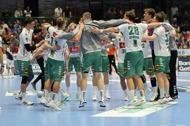 GER, 1 HBL bergischer HC vs GWD Minden 13 09 2025, Unihalle, Wuppertal, GER, 1 HBL bergischer HC vs GWD Minden, in the picture the Mindeners are happy about the victory and jumping in the circle nordphotoxGmBHx xMeuter nph00351