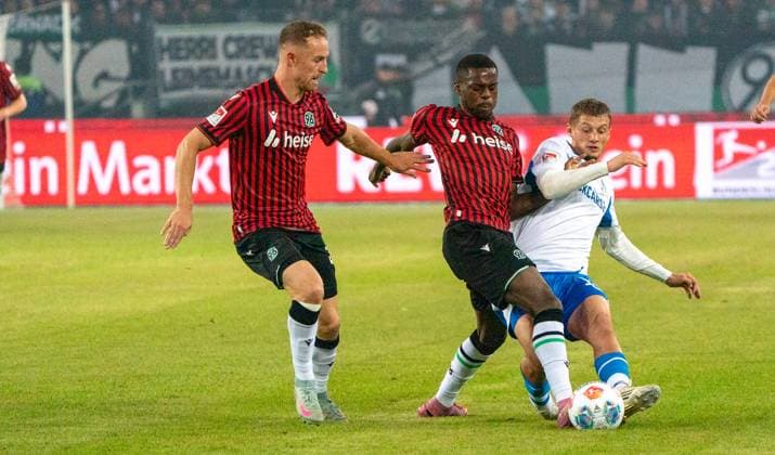 13 9 2025, Football, GER, Men, 2 Bundesliga, DFL, Matchday 5, Season 2025 2026, Hannover 96 Hertha BSC Maurice Neubauer Hannover 96, left and Noel Aseko Nkili Hannover 96, center against Michael Cuisance Hertha BSC, right Hannover Heinz von Heiden Arena Niedersachsen Germany