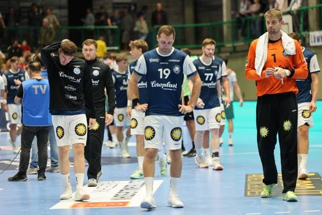 GER, 1 HBL Bergischer HC vs GWD Minden 13 09 2025, Unihalle, Wuppertal, GER, 1 HBL Bergischer HC vs GWD Minden, in the picture BHC is sad after the end of the game that they lost Tomaš Babak BHC 19 , Gerdas Barbarskas BHC 14 , Lukas Diedrich goalkeeper BHC 16 , Johannes Wasielewski BHC 77 , Christopher Rudeck goalkeeper BHC 1 , nordphotoxGmBHx xMeuter nph00351