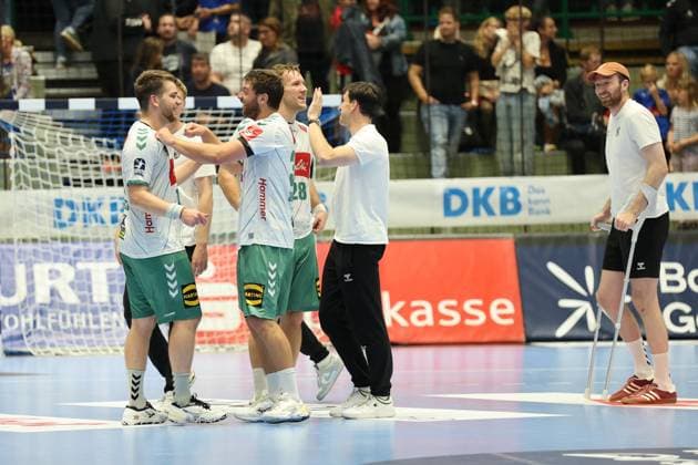 GER, 1 HBL Bergischer HC vs GWD Minden 13 09 2025, Unihalle, Wuppertal, GER, 1 HBL Bergischer HC vs GWD Minden, in the picture the Mindeners are happy about the victory Ian Weber TBV Lemgo 13 , Tom Bergner TBV Lemgo 28 , Alexander Weck Injured nordphotoxGmBHx xMeuter nph00351