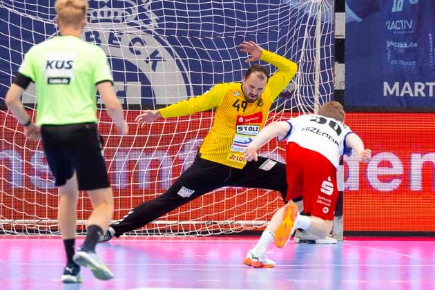 Nils Conrad No. 49, VfL Luebeck Schwartau cannot save a seven-meter attempt by Sascha Pfattheicher No. 30, HBW Balingen Weilstetten VfL Luebeck Schwartau vs HBW Balingen Weilstetten, Handball, 2 Bundesliga, 13 09 25 Luebeck Schleswig Holstein Germany Copyright: xAgentur54Gradx xFelixxKoenigx
