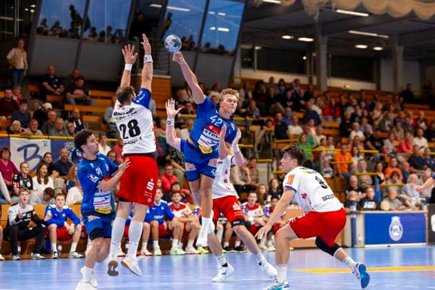 Einar Nickelsen Nr 42, VfL Luebeck Schwartau vs Tobias Heinzelmann Nr 28, HBW Balingen Weilstetten VfL Luebeck Schwartau vs HBW Balingen Weilstetten, Handball, 2 Bundesliga, 13 09 25 Luebeck Schleswig Holstein Germany Copyright: xAgentur54Gradx xFelixxKoenigx