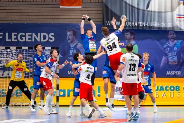 Georg Pöhle Nr 94, HBW Balingen Weilstetten vs Ole Hagedorn Nr 10, VfL Lübeck Schwartau VfL Luebeck Schwartau vs HBW Balingen Weilstetten, Handball, 2 Bundesliga, 13 09 25 Luebeck Schleswig Holstein Germany Copyright: xAgentur54Gradx xFelixxKoenigx
