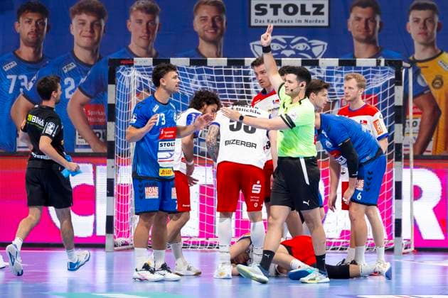 Lukas Kingsley Emdorf Nr 73, VfL Luebeck Schwartau gets a two-minute penalty VfL Luebeck Schwartau vs HBW Balingen Weilstetten, Handball, 2 Bundesliga, 13 09 25 Luebeck Schleswig Holstein Germany Copyright: xAgentur54Gradx xFelixxKoenigx