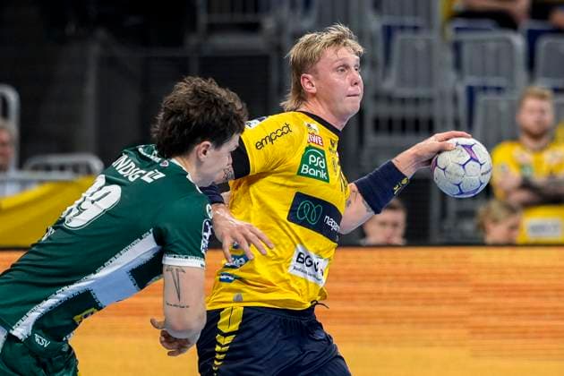 v li Tillman Leu ThSV, 99 , Edwin Aspenbäck RNL, 78 , duel, duel, tackle, tackling, dynamics, action, 13 09 2025, Mannheim Germany , Handball, Bundesliga, Rhein Neckar Löwen ThSV Eisenach xozx