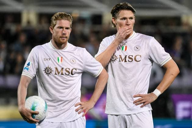 Kevin De Bruyne and Scott McTominay of SSC Napoli talk during the Serie A football match between ACF Fiorentina and SSC Napoli at Artemio Franchi stadium in Florence (Italy), September 13, 2025. andreaxstaccioli