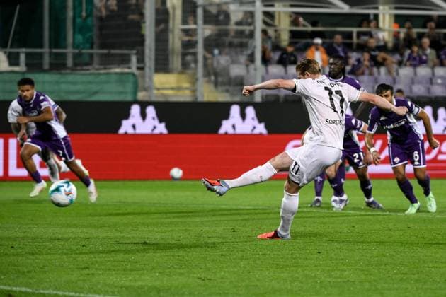 Kevin De Bruyne of SSC Napoli scores on penalty the goal of 0-1 during the Serie A football match between ACF Fiorentina and SSC Napoli at Artemio Franchi stadium in Florence (Italy), September 13, 2025. andreaxstaccioli
