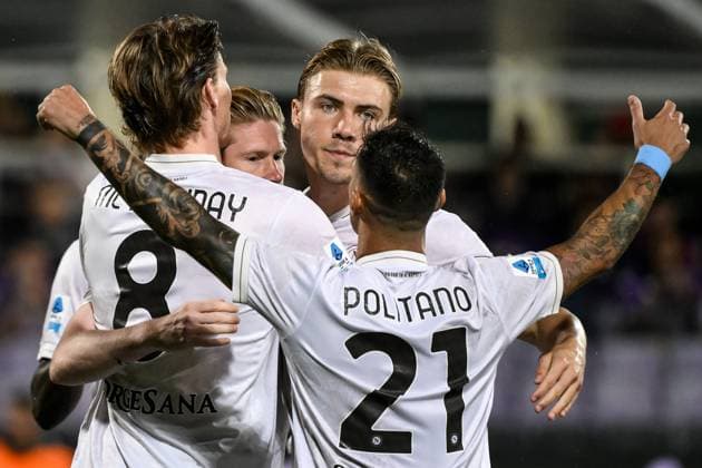 Kevin De Bruyne of SSC Napoli celebrates with Scott McTominay, Rasmus Hojlund and Matteo Politano after scoring the goal of 0-1 during the Serie A football match between ACF Fiorentina and SSC Napoli at Artemio Franchi stadium in Florence (Italy), September 13, 2025. andreaxstaccioli
