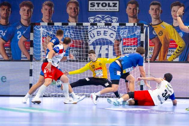 Yonatan Dayan Nr 34, HBW Balingen Weilstetten vs Rasmus Willette Houmøller Nr 6, VfL Lübeck Schwartau and goalkeeper Paul Dreyer Nr 12, VfL Lübeck Schwartau VfL Luebeck Schwartau vs HBW Balingen Weilstetten, Handball, 2 Bundesliga, 13 09 25 Luebeck Schleswig Holstein Germany Copyright: xAgentur54Gradx xFelixxKoenigx