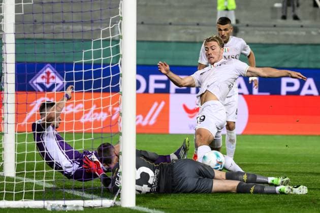 David de Gea of ACF Fiorentina saves on Rasmus Hojlund of SSC Napoli during the Serie A football match between ACF Fiorentina and SSC Napoli at Artemio Franchi stadium in Florence (Italy), September 13, 2025. andreaxstaccioli