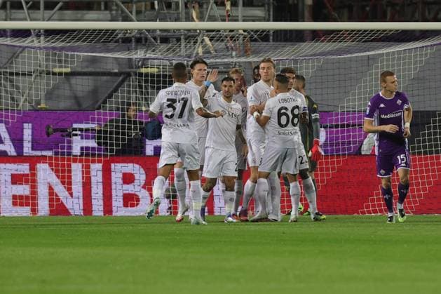 ACF Fiorentina v SSC Napoli - Serie A Kevin De Bruyne of SSC Napoli celebrates with teammates after scoring goal during the Italian Serie A football match between ACF Fiorentina and SSC Napoli ,on September 13 , 2025 at the Artemio Franchi stadium in Florence. Firenze FI Italy  Copyright: xAndreaxMartinix originalFilename:martini-acffiore250913_npQnr.jpg