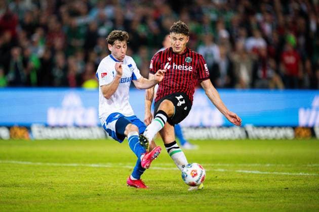 13 09 2025 Soccer, 2025 2026, 2 Bundesliga, 5 Matchday, Hannover 96 Hertha BSC Berlin L R Leon Jensen Berlin , Benedikt Pichler Hannover DFL REGULATIONS PROHIBIT ANY USE OF PHOTOGRAPHS AS IMAGE SEQUENCES AND OR QUASI VIDEO