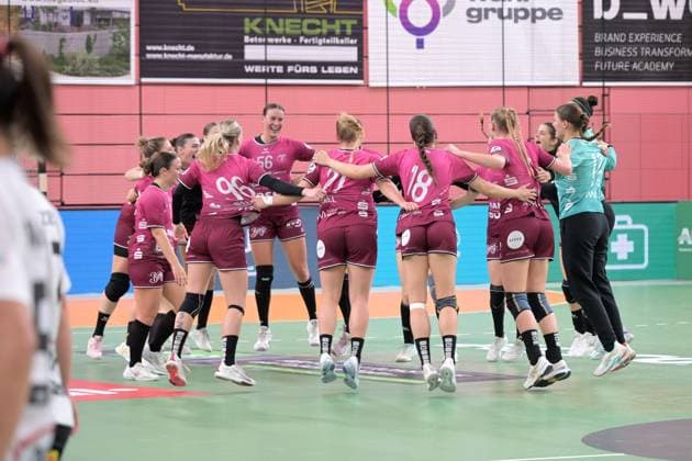 the TusSies winners circle after the match TusSies Metzingen vs BSV Sachsen Zwickau, Handball, Alsco HBF, 3 Ligaspieltag, Saison 2025 2026, 13 09 2025 TusSies Metzingen vs BSV Sachsen Zwickau, Handball, Alsco HBF, 3 Ligaspieltag, Saison 2025 2026, 13 09 2025 Tuebingen Copyright: xEibner-Pressefoto TobiasxBaurx EP_TBR