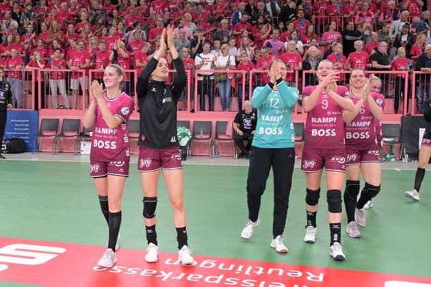 TusSies celebrate 41 34 home win in the Paul Horn Arena TusSies Metzingen vs BSV Sachsen Zwickau, Handball, Alsco HBF, 3 League matchday, Season 2025 2026, 13 09 2025 TusSies Metzingen vs BSV Sachsen Zwickau, Handball, Alsco HBF, 3 League matchday, Season 2025 2026, 13 09 2025 Tuebingen Copyright: xEibner-Pressefoto TobiasxBaurx EP_TBR
