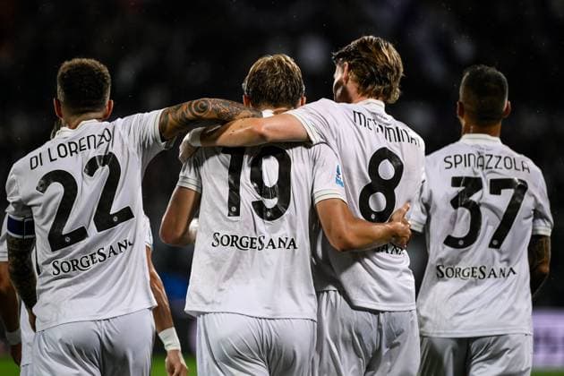 Rasmus Hojlund of SSC Napoli (2l) celebrates with Giovanni Di Lorenzo, Scott McTominay and Leonardo Spinazzola after scoring the goal of 0-2 during the Serie A football match between ACF Fiorentina and SSC Napoli at Artemio Franchi stadium in Florence (Italy), September 13, 2025. andreaxstaccioli