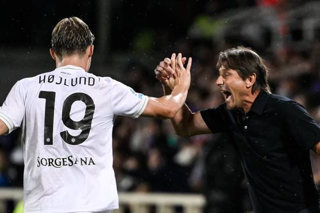 Rasmus Hojlund of SSC Napoli (l) celebrates with Antonio Conte, head coach of SSC Napoli after scoring the goal of 0-2 during the Serie A football match between ACF Fiorentina and SSC Napoli at Artemio Franchi stadium in Florence (Italy), September 13, 2025. andreaxstaccioli
