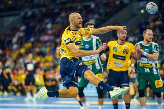 Lukas Sandell 11 Rhein Neckar Löwen throws the ball on goal while players of both teams are in a defensive position Lukas Sandell 11 Rhein Neckar Löwen throws on goal Copyright: xspeedshotx xLukasxTrunkx