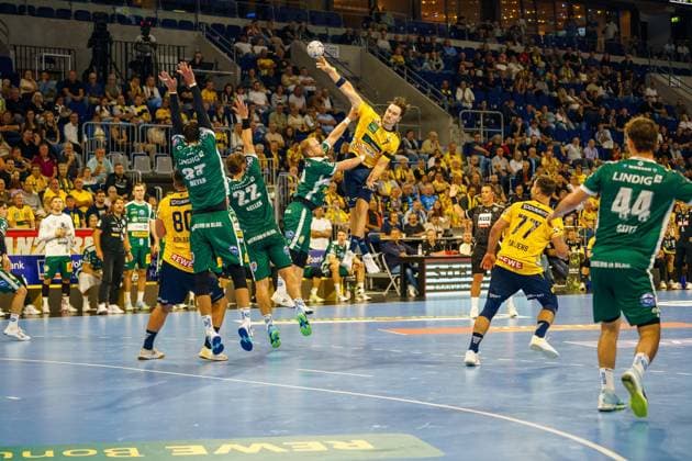 Robert Timmermeister 7 Rhein Neckar Löwen throws the ball on goal while 31 ThSV Eisenach, Felix Aellen 22 ThSV Eisenach and Stephan Seitz 44 ThSV Eisenach defend Robert Timmermeister 7 Rhein Neckar Löwen throws on goal Copyright: xspeedshotx xLukasxTrunkx