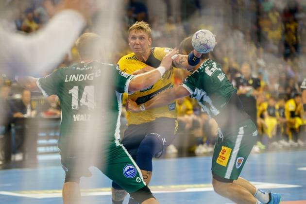 Edwin Aspenbeck 78 Rhein Neckar Löwen throws the ball despite tight coverage by Peter Walz 14 ThSV Eisenach and Moritz Ende 21 ThSV Eisenach Edwin Aspenbeck 78 Rhein Neckar Löwen throws on goal Copyright: xspeedshotx xLukasxTrunkx