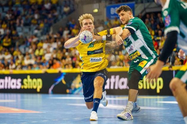 Player Mathias Larson 4 Rhein Neckar Löwen of Rhein Neckar Löwen fights for the ball against player Justin Kurch 52 ThSV Eisenach of ThSV Eisenach in the SAP Arena Mannheim Mathias Larson 4 Rhein Neckar Löwen fights for the ball against Justin Kurch 52 ThSV Eisenach Copyright: xspeedshotx xLukasxTrunkx