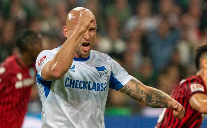 13 9 2025, Football, GER, Men, 2 Bundesliga, DFL, Matchday 5, Season 2025 2026, Hannover 96 Hertha BSC Toni Leistner Hertha BSC cheers Hannover Heinz von Heiden Arena Lower Saxony Germany