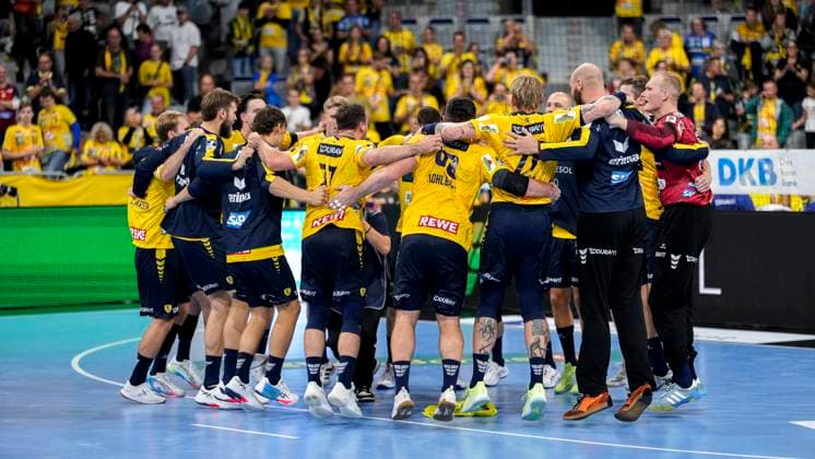 Rhein Neckar Löwen players, cheering after the final whistle, joy about the victory, winner, winner, cheers, cheering, cheerful, positive, happy, rejoicing, optimistic, highlight, action, action, dancing in a circle, team circle, team circle, 13 09 2025, Mannheim Germany , Handball, Bundesliga, Rhein Neckar Löwen ThSV Eisenach xozx