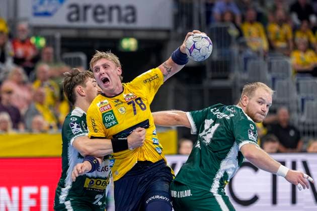 from left Felix Aellen ThSV, 22 , Edwin Aspenbäck RNL, 78 , Peter Walz ThSV, 14 , duel, duel scene, duel, tackle, tackling, dynamics, action, action, 13 09 2025, Mannheim Germany , Handball, Bundesliga, Rhein Neckar Löwen ThSV Eisenach xozx