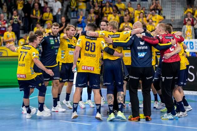 Rhein Neckar Löwen players, cheering after the final whistle, joy about the victory, winner, winner, cheers, cheering, cheerful, positive, happy, rejoicing, optimistic, highlight, action, action, dancing in a circle, team circle, team circle, 13 09 2025, Mannheim Germany , Handball, Bundesliga, Rhein Neckar Löwen ThSV Eisenach xozx