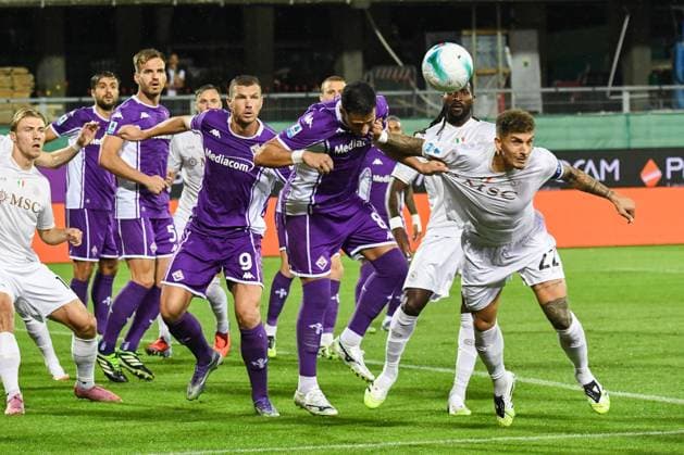 Rolando Mandragora (Fiorentina) fights for the ball against Giovanni Di Lorenzo (Napoli) during ACF Fiorentina vs SSC Napoli, Italian soccer Serie A match in Florence, Italy, September 13 2025  Copyright: xFabioxFagiolini IPAxSportx xipa-agency.netx xx IPA_64801683 IPA_Agency_IPA64801683