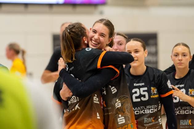 Handball I Women I Season 2025 2026 I 2 Bundesliga I 3 Matchday I VfL Waiblingen HC Rödertal I 13 09 2025 Isabel Kattner 10, VfL Waiblingen Tigers is happy and hugs Lara Eckhardt 96, VfL Waiblingen Tigers Waiblingen Rundsporthalle Baden Württemberg Germany Copyright: xLobeca MaxxPetershansx