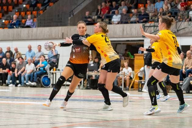 Handball I Women I Season 2025 2026 I 2 Bundesliga I 3 Matchday I VfL Waiblingen HC Rödertal I 13 09 2025 Lara Eckhardt 96, VfL Waiblingen Tigers with ball defended by Lena Smolik 27, HC Rödertal Waiblingen Rundsporthalle Baden Württemberg Germany Copyright: xLobeca MaxxPetershansx