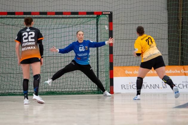 Handball I Women I Season 2025 2026 I 2 Bundesliga I 3 Matchday I VfL Waiblingen HC Rödertal I 13 09 2025 Laura Hoke 66, VfL Waiblingen Tigers in goal on a seven-meter penalty Waiblingen Rundsporthalle Baden Württemberg Germany Copyright: xLobeca MaxxPetershansx