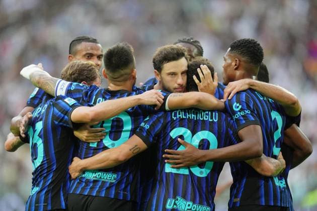 Inter Milan s Hakan Calhanoglu celebrates after scoring 1-1 during the Serie A soccer match between Juventus and Inter at the Allianz Stadium in Turin , north Italy - Saturday , September 13 , 2025. - Soccer .  Copyright: xSpada LaPressex