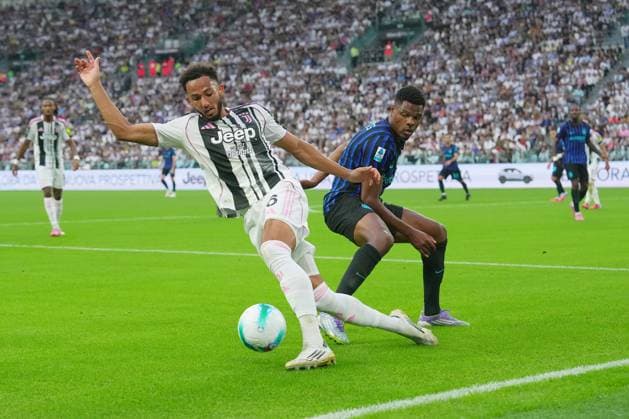 Juventus Lloyd Kelly fights for the ball with Inter MilanÕs Denzel Dumfries during the Serie A soccer match between Juventus and Inter at the Allianz Stadium in Turin , north Italy - Saturday , September 13 , 2025. - Soccer .  Copyright: xSpada LaPressex