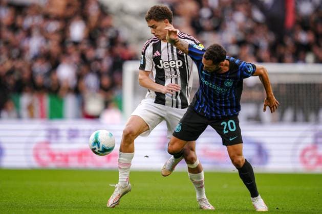Juventus Kenan Yildiz fights for the ball with Inter Milan s Hakan Calhanoglu during the Serie A soccer match between Juventus and Inter at the Allianz Stadium in Turin, north west Italy - Saturday, Septermber 13, 2025. - Soccer .  Copyright: xMarcoxAlpozzi LaPressex