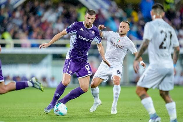 ACF Fiorentina v SSC Napoli - Serie A Enilive Edin Dzeko of ACF Fiorentina and Stanislav Lobotka of SSC Napoli compete for the ball during the serie Serie A Enilive match between ACF Fiorentina and SSC Napoli at Stadio Artemio Franchi on September 13, 2025 in Florence, Italy Florence Stadio Artemio Franchi Florence Italy Copyright: xGiuseppexMaffiax 250913_SerieA_Fiorentina-Napoli_GM_4582