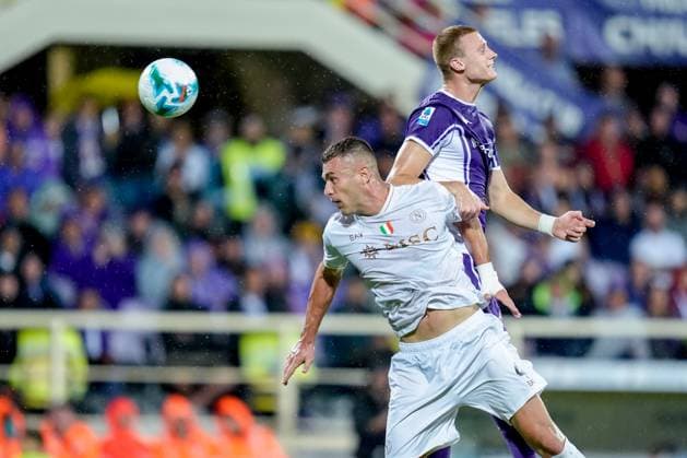 ACF Fiorentina v SSC Napoli - Serie A Enilive Pietro Comuzzo of ACF Fiorentina and Alessandro Buongiorno of SSC Napoli jump for the ball during the serie Serie A Enilive match between ACF Fiorentina and SSC Napoli at Stadio Artemio Franchi on September 13, 2025 in Florence, Italy Florence Stadio Artemio Franchi Florence Italy Copyright: xGiuseppexMaffiax 250913_SerieA_Fiorentina-Napoli_GM_4607