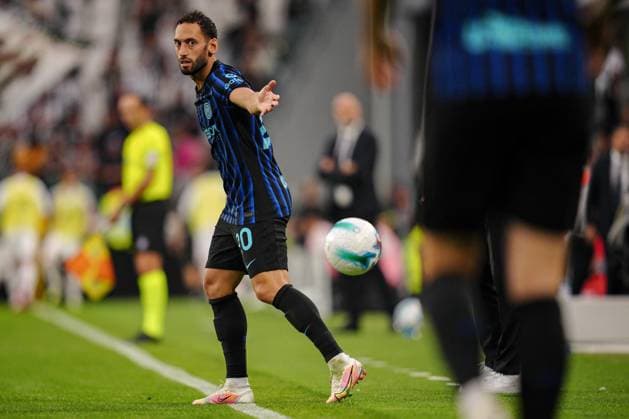 Inter Milan s Hakan Calhanoglu during the Serie A soccer match between Juventus and Inter at the Allianz Stadium in Turin, north west Italy - Saturday, Septermber 13, 2025. - Soccer .  Copyright: xMarcoxAlpozzi LaPressex
