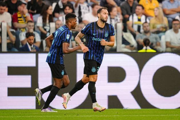 Inter Milan s Hakan Calhanoglu celebrates after scoring the 2-2 goal for his team during the Serie A soccer match between Juventus and Inter at the Allianz Stadium in Turin, north west Italy - Saturday, Septermber 13, 2025. - Soccer .  Copyright: xMarcoxAlpozzi LaPressex