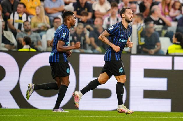 Inter Milan s Hakan Calhanoglu celebrates after scoring the 2-2 goal for his team during the Serie A soccer match between Juventus and Inter at the Allianz Stadium in Turin, north west Italy - Saturday, Septermber 13, 2025. - Soccer .  Copyright: xMarcoxAlpozzi LaPressex