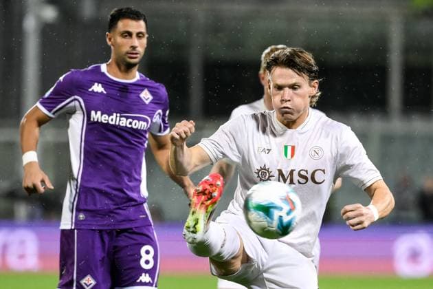 Rolando Mandragora of ACF Fiorentina and Scott McTominay of SSC Napoli in action during the Serie A football match between ACF Fiorentina and SSC Napoli at Artemio Franchi stadium in Florence (Italy), September 13, 2025. andreaxstaccioli