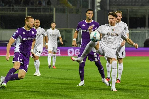 Scott Francis McTominay (Napoli) hampered by Pietro Comuzzo (Fiorentina) during ACF Fiorentina vs SSC Napoli, Italian soccer Serie A match in Florence, Italy, September 13 2025  Copyright: xFabioxFagiolini IPAxSportx xipa-agency.netx xx IPA_64801694 IPA_Agency_IPA64801694