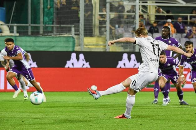 Rasmus Hojlund (Napoli) scores the gol of 0-1 by penalty during ACF Fiorentina vs SSC Napoli, Italian soccer Serie A match in Florence, Italy, September 13 2025  Copyright: xFabioxFagiolini IPAxSportx xipa-agency.netx xx IPA_64801933 IPA_Agency_IPA64801933